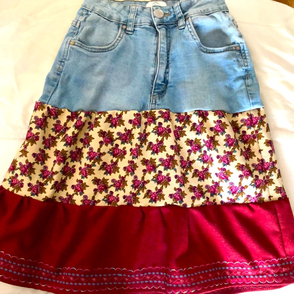 This custom made skirt is 21 1/2” long and 20” waist.